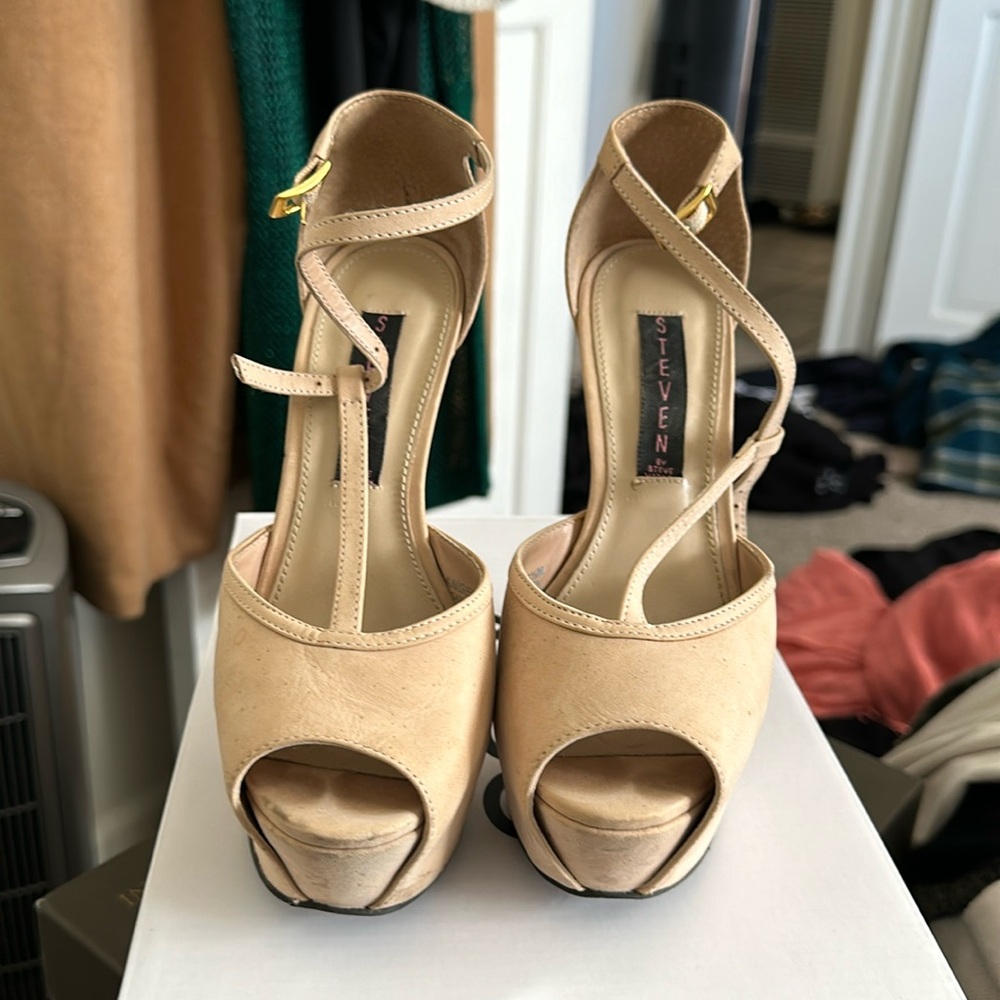 Nude peep toes heel